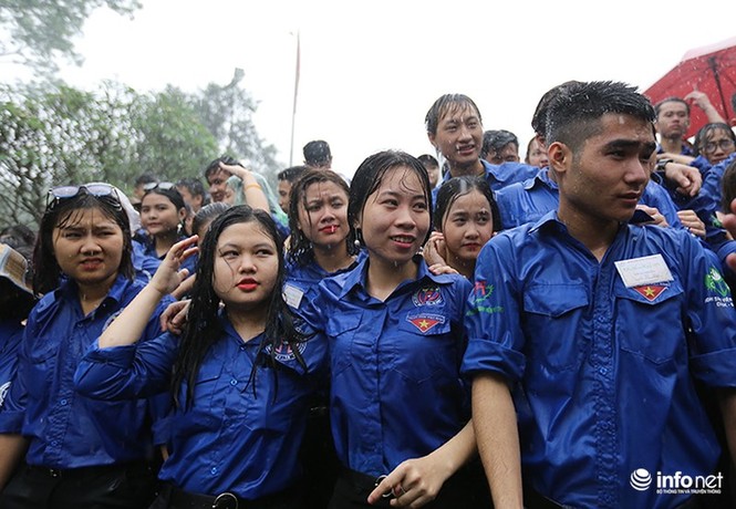 Xúc động tình nguyện viên đội mưa làm 'hàng rào mền' ở Đền Hùng - ảnh 8
