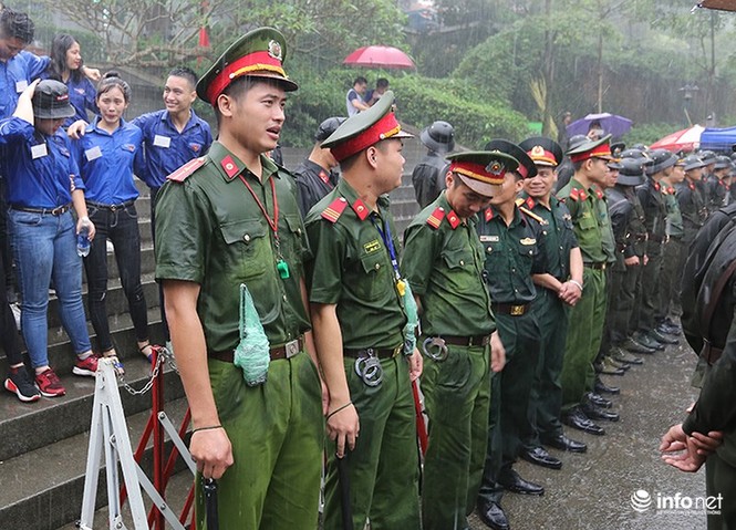 Xúc động tình nguyện viên đội mưa làm 'hàng rào mền' ở Đền Hùng - ảnh 9