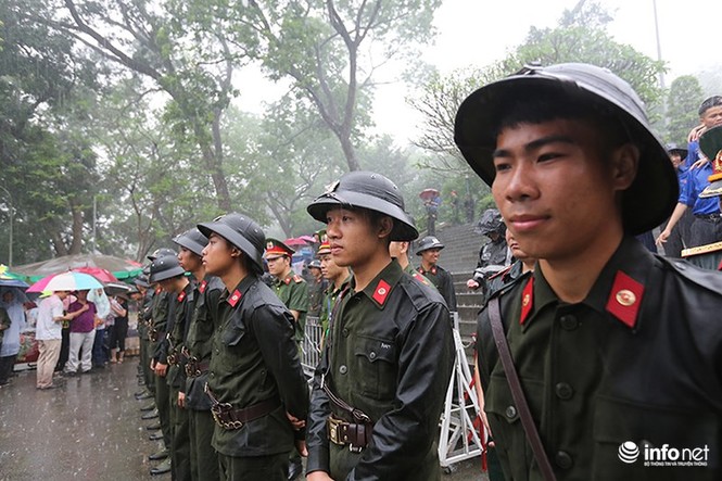 Xúc động tình nguyện viên đội mưa làm 'hàng rào mền' ở Đền Hùng - ảnh 10