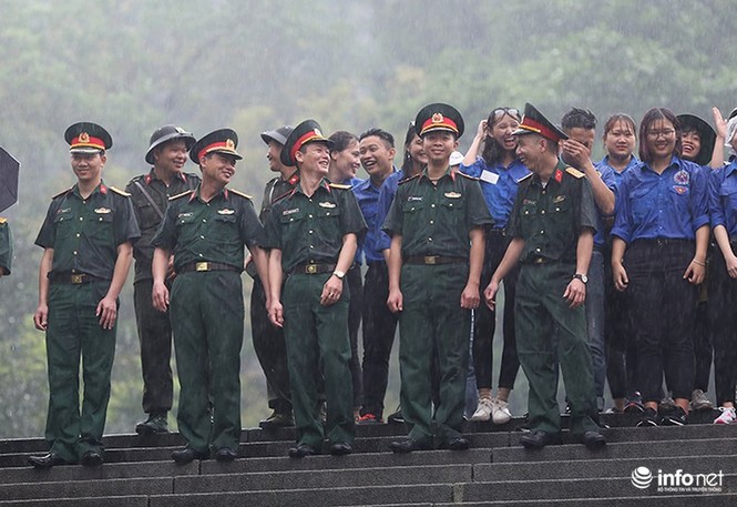 Xúc động tình nguyện viên đội mưa làm 'hàng rào mền' ở Đền Hùng - ảnh 11