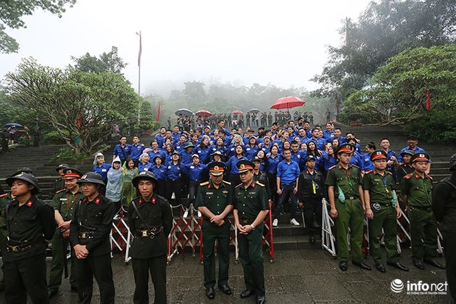 Xúc động tình nguyện viên đội mưa làm 'hàng rào mền' ở Đền Hùng - ảnh 13