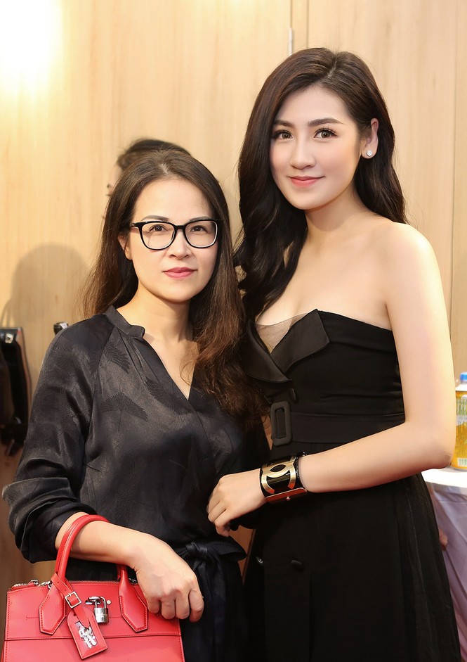 Á hậu Tú Anh đẹp rạng rỡ với đầm cúp ngực, khoe vai trần gợi cảm - ảnh 6