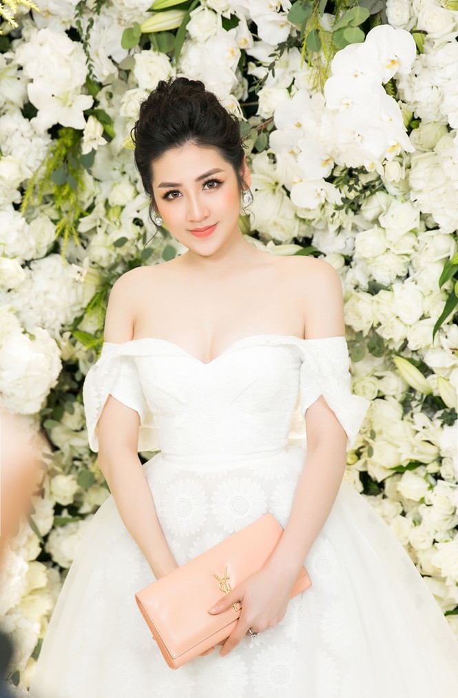 Á hậu Tú Anh đẹp rạng rỡ với đầm cúp ngực, khoe vai trần gợi cảm - ảnh 9