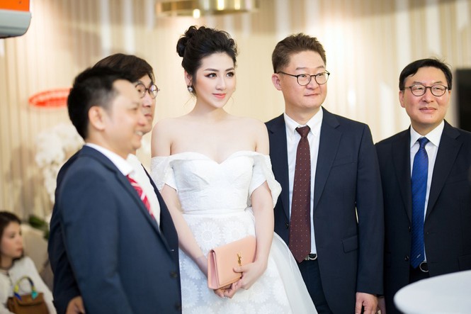 Á hậu Tú Anh đẹp rạng rỡ với đầm cúp ngực, khoe vai trần gợi cảm - ảnh 11