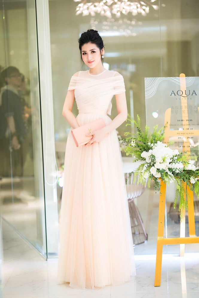 Á hậu Tú Anh đẹp rạng rỡ với đầm cúp ngực, khoe vai trần gợi cảm - ảnh 12