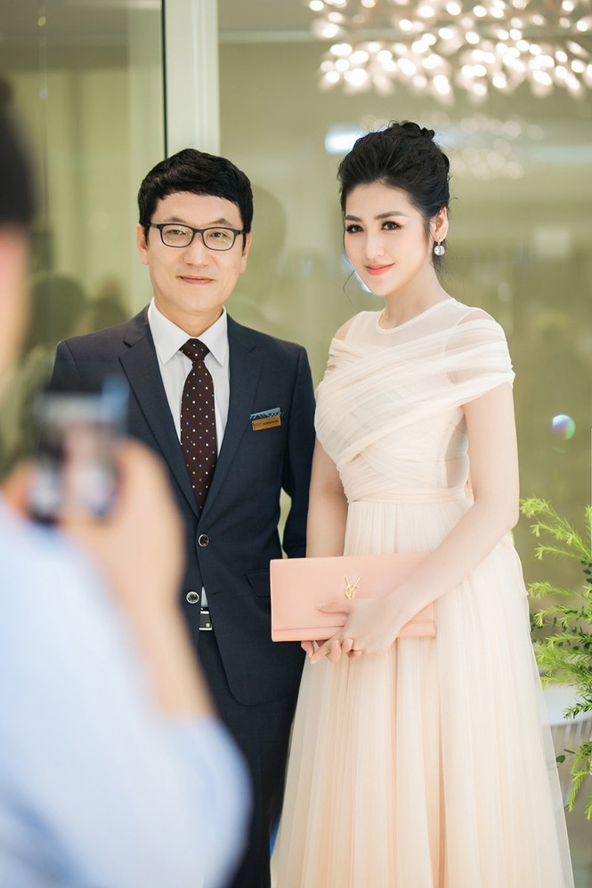 Á hậu Tú Anh đẹp rạng rỡ với đầm cúp ngực, khoe vai trần gợi cảm - ảnh 13