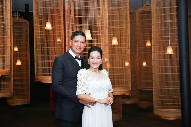 Bình Minh hôn vợ nồng nhiệt trong tiệc kỷ niệm 10 năm ngày cưới - ảnh 1
