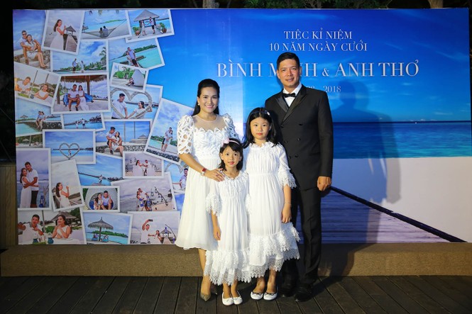 Bình Minh hôn vợ nồng nhiệt trong tiệc kỷ niệm 10 năm ngày cưới - ảnh 3