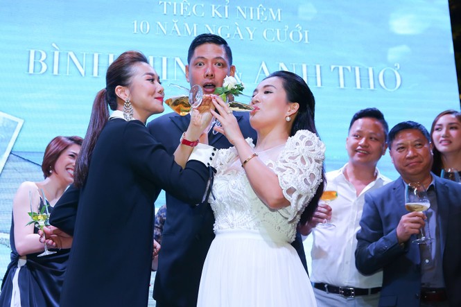 Bình Minh hôn vợ nồng nhiệt trong tiệc kỷ niệm 10 năm ngày cưới - ảnh 9