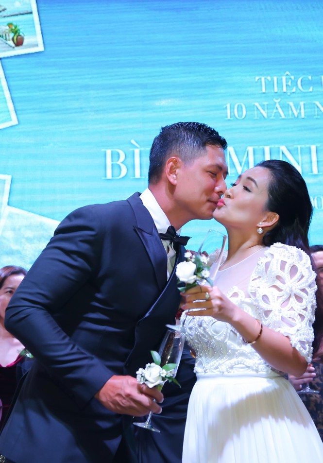 Bình Minh hôn vợ nồng nhiệt trong tiệc kỷ niệm 10 năm ngày cưới - ảnh 11