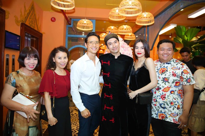 Hà Hồ tay trong tay với Kim Lý sau nụ hôn gây tranh cãi trên sân khấu - ảnh 1