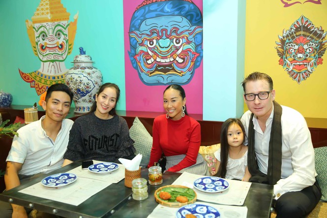 Hà Hồ tay trong tay với Kim Lý sau nụ hôn gây tranh cãi trên sân khấu - ảnh 14