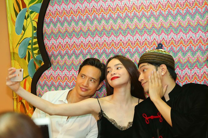 Hà Hồ tay trong tay với Kim Lý sau nụ hôn gây tranh cãi trên sân khấu - ảnh 4