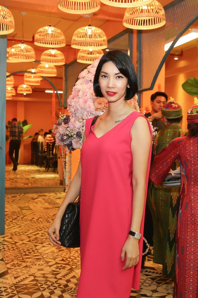 Hà Hồ tay trong tay với Kim Lý sau nụ hôn gây tranh cãi trên sân khấu - ảnh 11