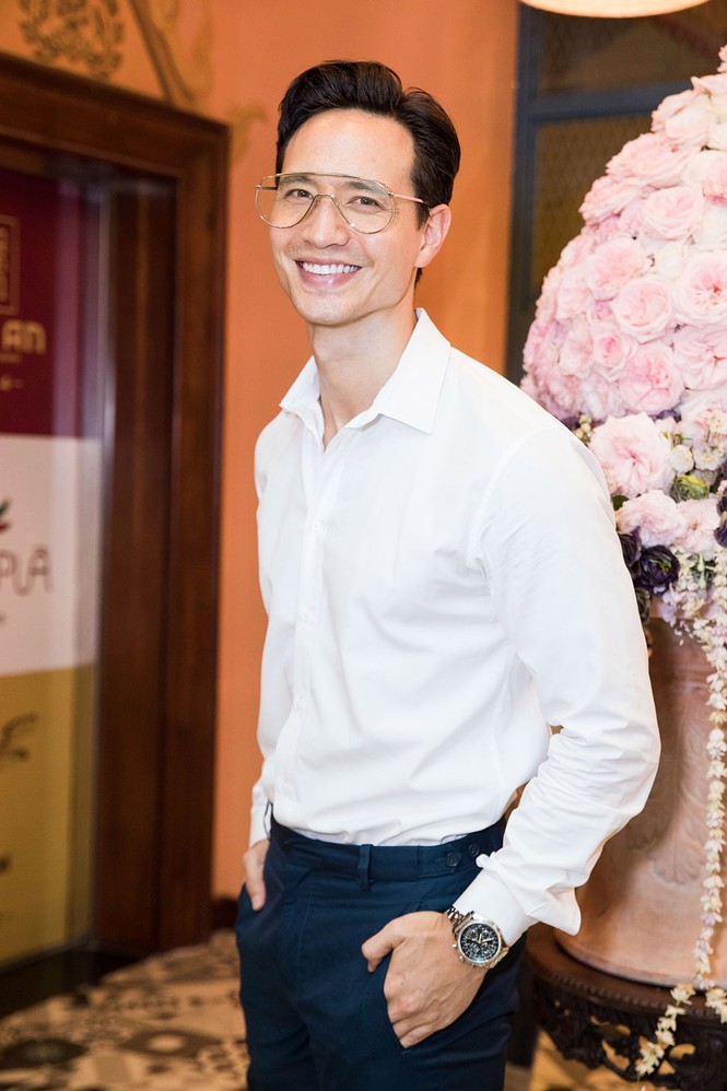 Hà Hồ tay trong tay với Kim Lý sau nụ hôn gây tranh cãi trên sân khấu - ảnh 2