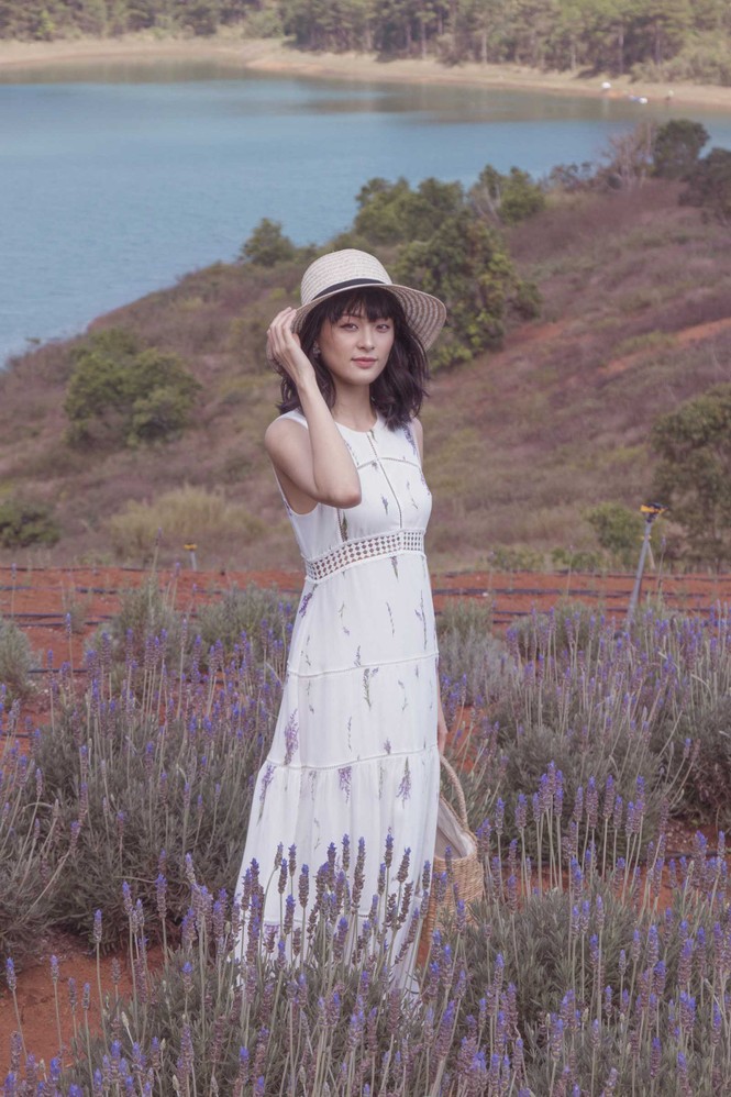 Tình cũ Cường Đô La dịu dàng như công chúa giữa cánh đồng oải hương - ảnh 1