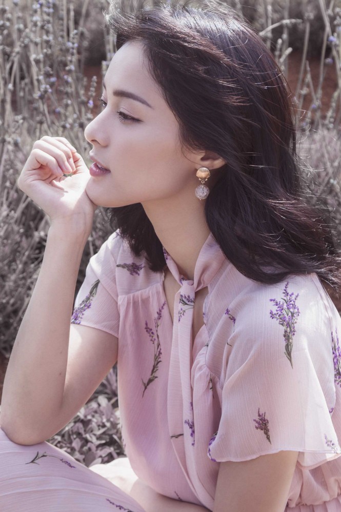Tình cũ Cường Đô La dịu dàng như công chúa giữa cánh đồng oải hương - ảnh 6