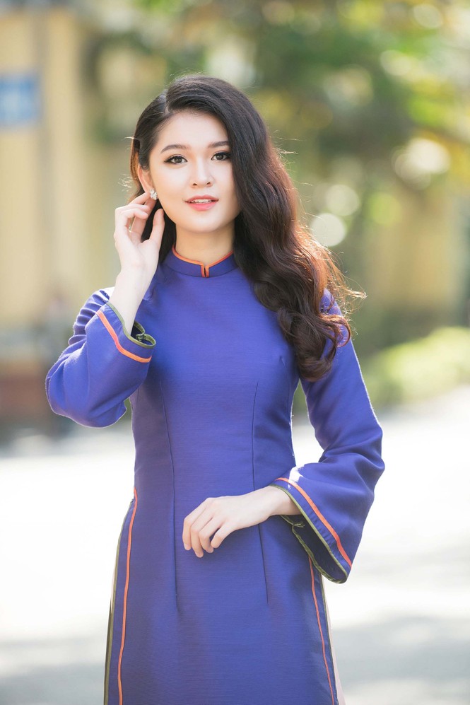 Á hậu Thuỳ Dung mặc áo dài tím Huế đẹp mộng mơ giao lưu với sinh viên - ảnh 1