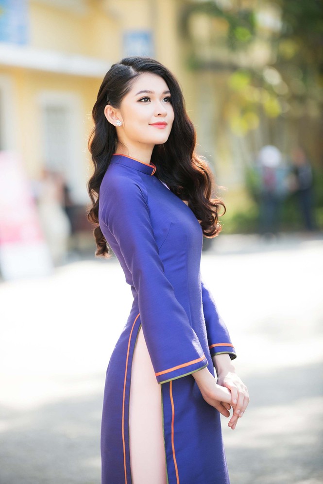 Á hậu Thuỳ Dung mặc áo dài tím Huế đẹp mộng mơ giao lưu với sinh viên - ảnh 2