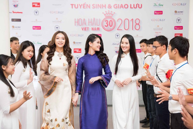 Á hậu Thuỳ Dung mặc áo dài tím Huế đẹp mộng mơ giao lưu với sinh viên - ảnh 4