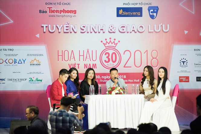 Á hậu Thuỳ Dung mặc áo dài tím Huế đẹp mộng mơ giao lưu với sinh viên - ảnh 9