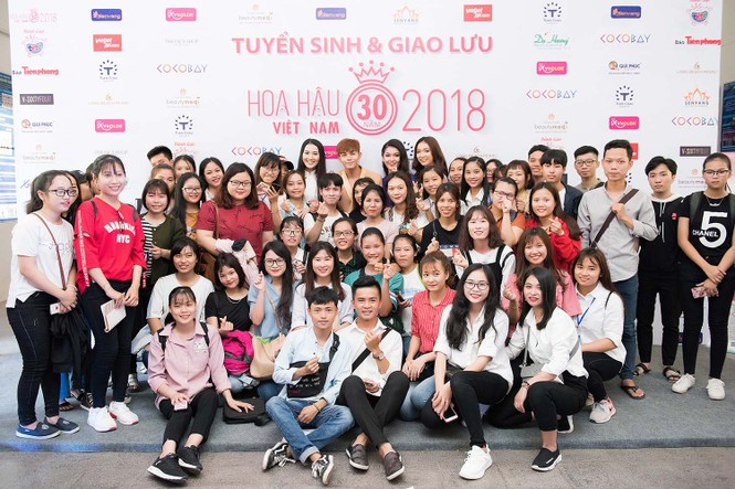 Á hậu Thuỳ Dung mặc áo dài tím Huế đẹp mộng mơ giao lưu với sinh viên - ảnh 10