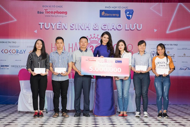 Á hậu Thuỳ Dung mặc áo dài tím Huế đẹp mộng mơ giao lưu với sinh viên - ảnh 11