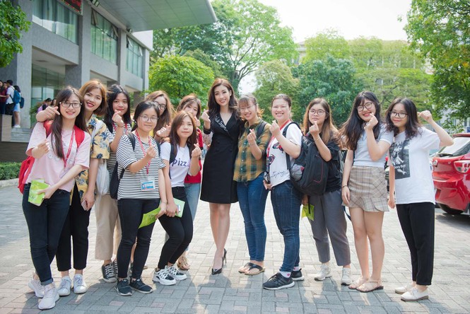 Hoa hậu Mỹ Linh rạng rỡ về trường tuyển sinh cho Hoa hậu Việt Nam 2018 - ảnh 4