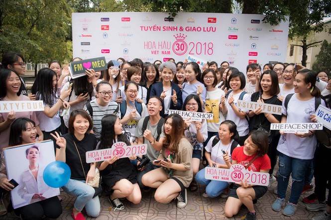 Á hậu Tú Anh về trường cũ tuyển sinh cho Hoa hậu Việt Nam 2018 - ảnh 13