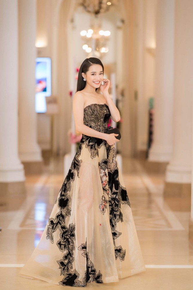 Hoa hậu Mỹ Linh, Nhã Phương 'đọ' sắc với váy áo yêu kiều tại Cannes - ảnh 7