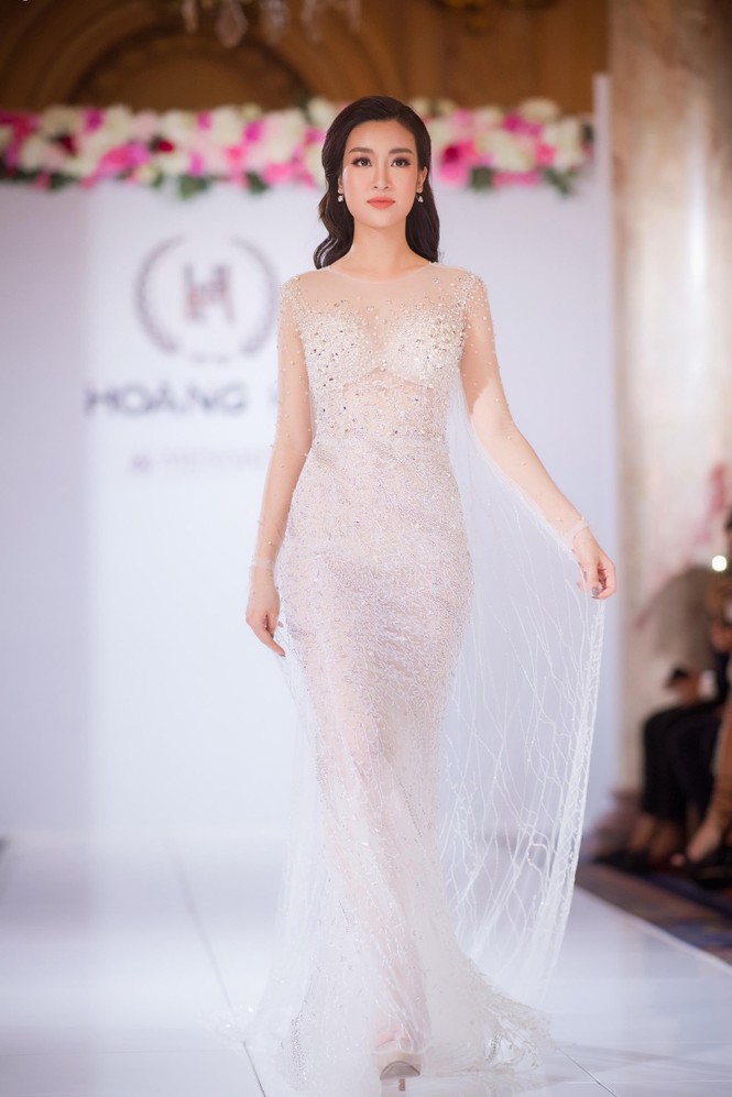 Mỹ Linh, Thanh Tú lộng lẫy hội ngộ Hoa hậu hoàn vũ Ryio Mori ở Cannes - ảnh 4