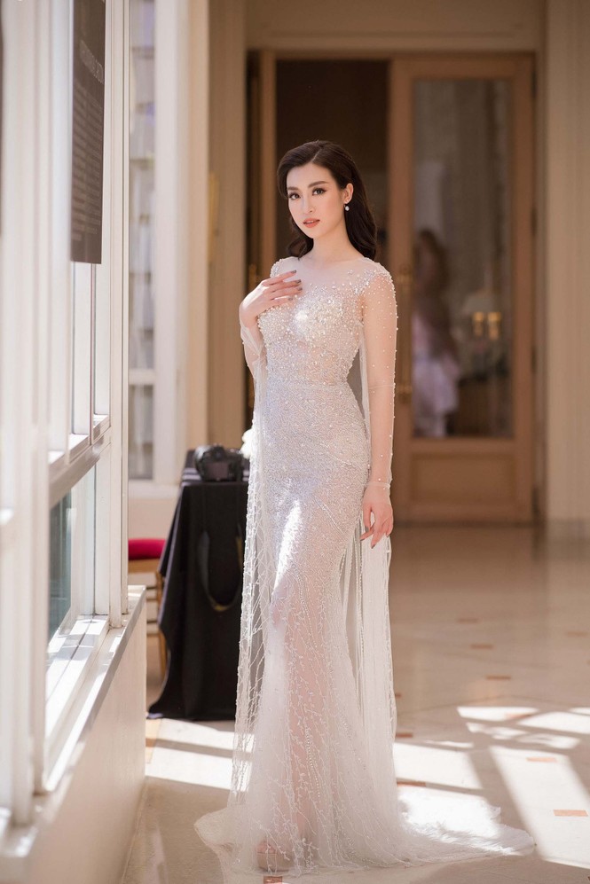 Hoa hậu Mỹ Linh, Nhã Phương 'đọ' sắc với váy áo yêu kiều tại Cannes - ảnh 1
