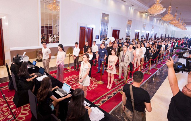 Tình cũ Kim Lý đội mũ 'khủng' đi dự casting The Face Vietnam 2018 - ảnh 1
