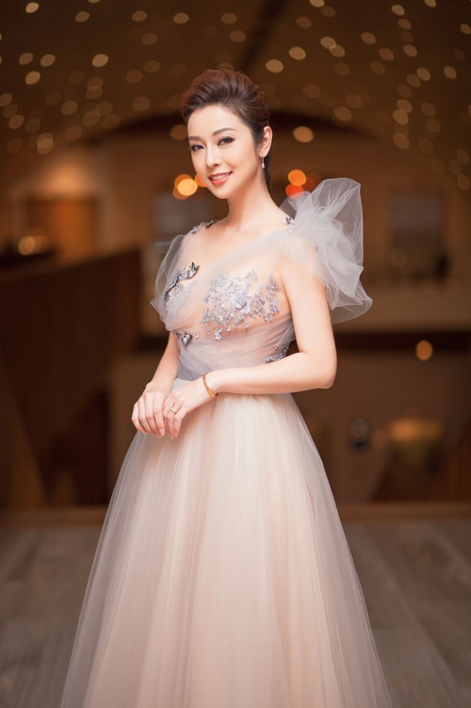 'Gái ba con' Jennifer Phạm khoe vòng 1 quyến rũ với váy xuyên thấu - ảnh 2