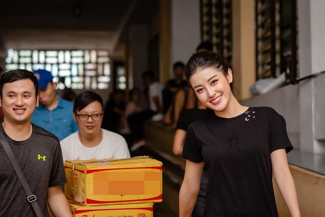 Á hậu Huyền My giản dị tới tặng quà các bệnh nhi nhân dịp 1/6 - ảnh 7