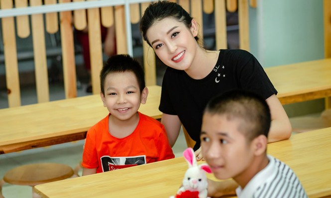 Á hậu Huyền My giản dị tới tặng quà các bệnh nhi nhân dịp 1/6 - ảnh 8
