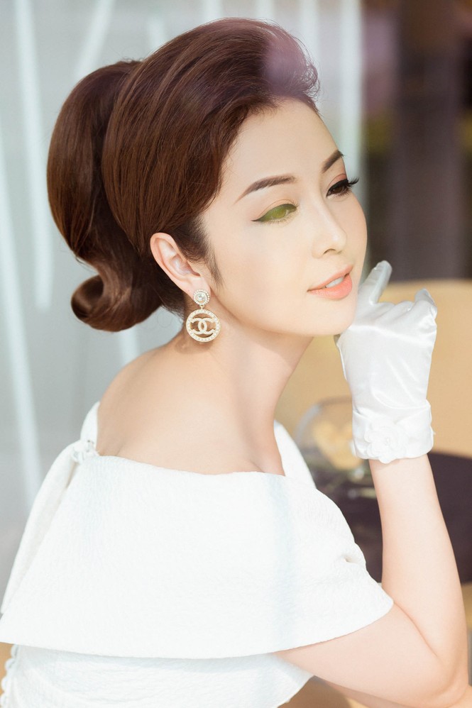'Gái ba con' Jennifer Phạm khéo khoe vòng 1 gợi cảm với váy trễ vai - ảnh 2