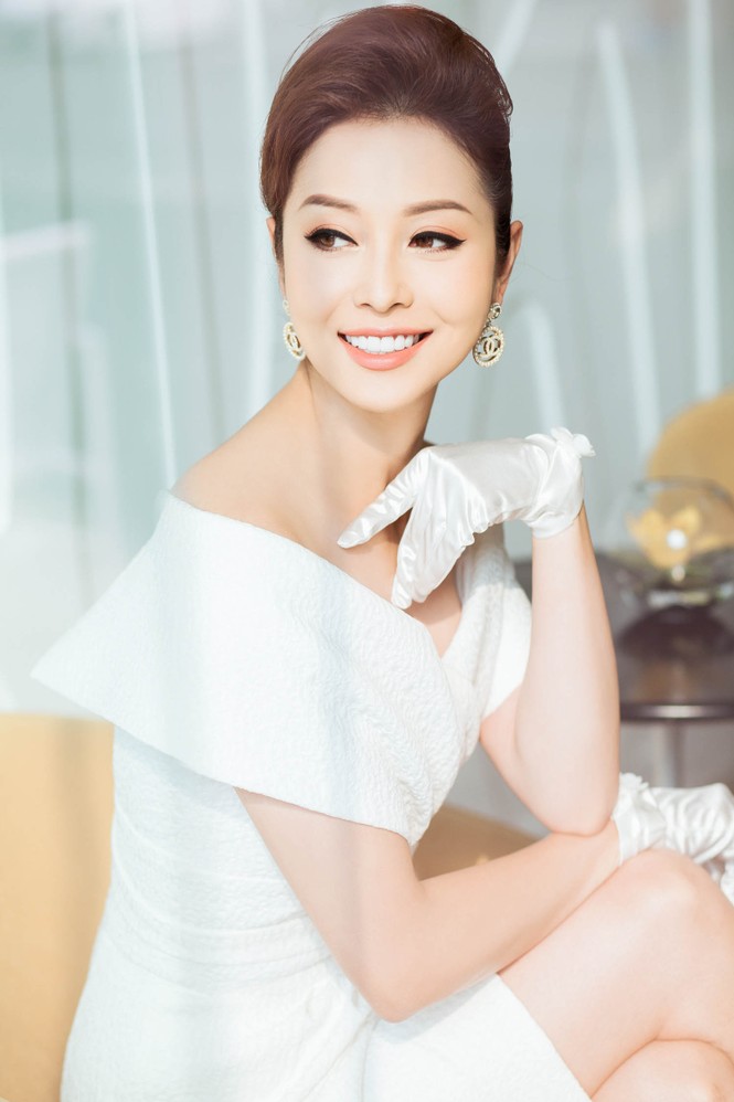'Gái ba con' Jennifer Phạm khéo khoe vòng 1 gợi cảm với váy trễ vai - ảnh 4