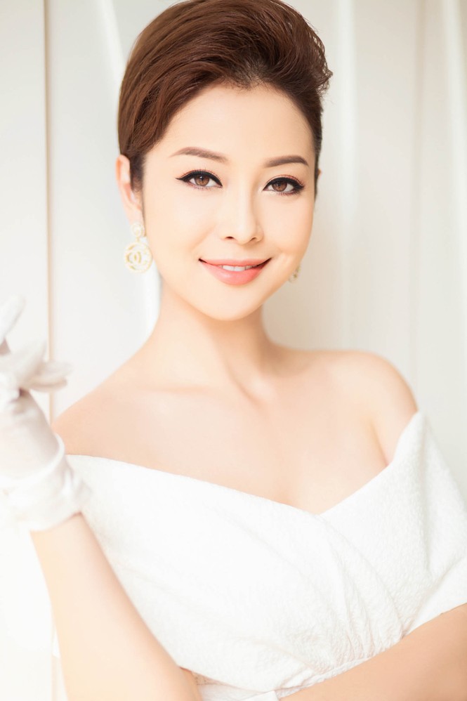 'Gái ba con' Jennifer Phạm khéo khoe vòng 1 gợi cảm với váy trễ vai - ảnh 5
