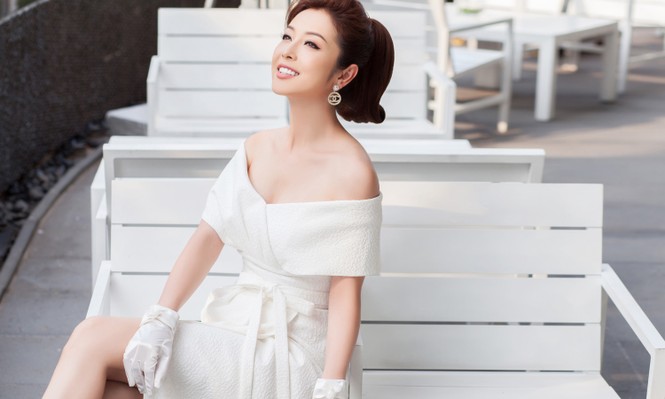 'Gái ba con' Jennifer Phạm khéo khoe vòng 1 gợi cảm với váy trễ vai - ảnh 6