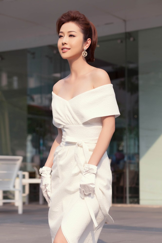 'Gái ba con' Jennifer Phạm khéo khoe vòng 1 gợi cảm với váy trễ vai - ảnh 9