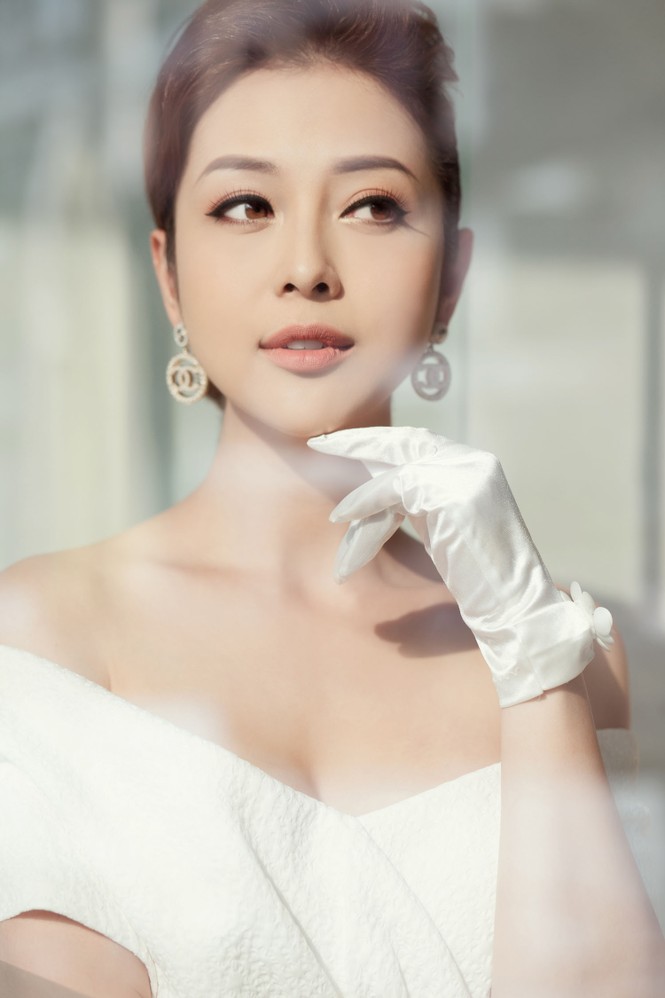 'Gái ba con' Jennifer Phạm khéo khoe vòng 1 gợi cảm với váy trễ vai - ảnh 10