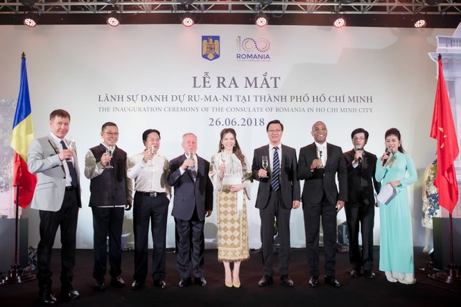 Dàn sao tới mừng Lý Nhã Kỳ làm lãnh sự danh dự Rumani - ảnh 1