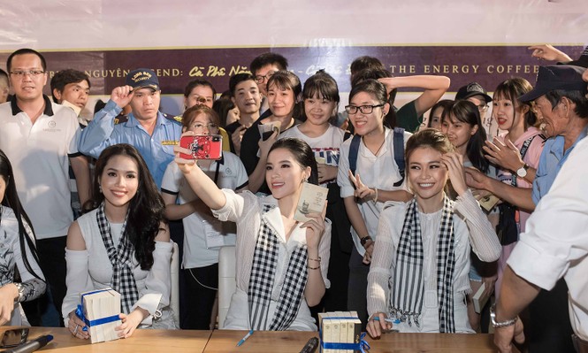 Dàn Hoa hậu, Á hậu bị 'vây kín' ở Nha Trang khi ký tặng sách - ảnh 12