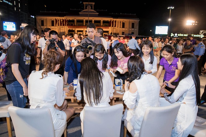 Dàn Hoa hậu, Á hậu bị 'vây kín' ở Nha Trang khi ký tặng sách - ảnh 8