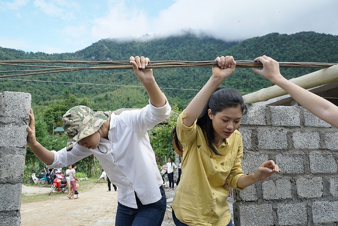 Thí sinh Hoa hậu Việt Nam tự tay xúc đất, chuyền gạch, trộn xi măng - ảnh 2