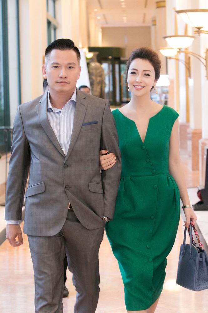 Jennifer Phạm rạng ngời sánh đôi ông xã điển trai phong độ - ảnh 6
