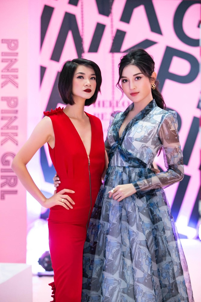 Hà Hồ tình tứ bên Kim Lý giữa 'biển người' hâm mộ ở Hà Nội - ảnh 7