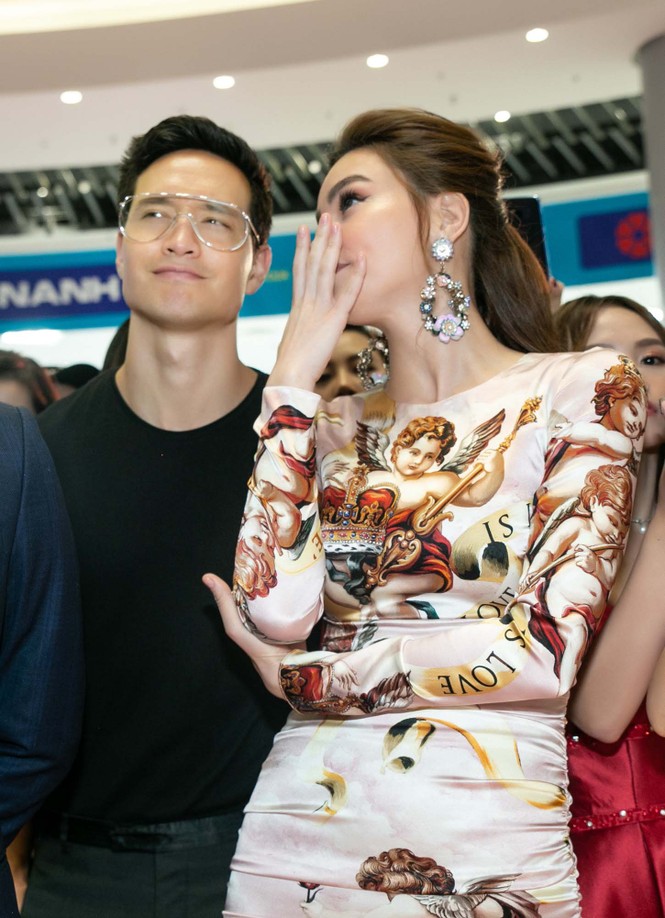 Hà Hồ tình tứ bên Kim Lý giữa 'biển người' hâm mộ ở Hà Nội - ảnh 4