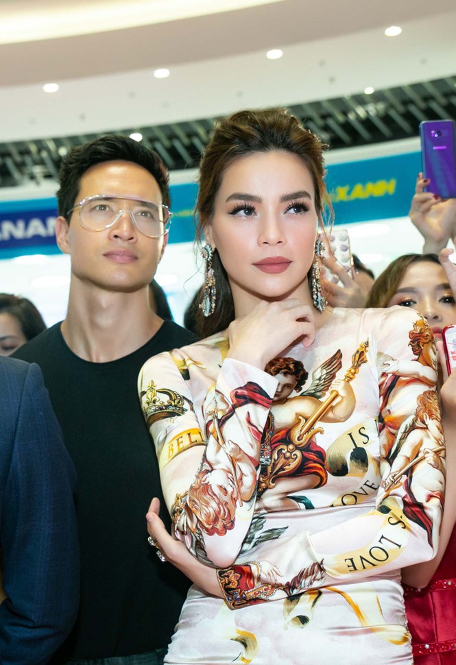 Hà Hồ tình tứ bên Kim Lý giữa 'biển người' hâm mộ ở Hà Nội - ảnh 3